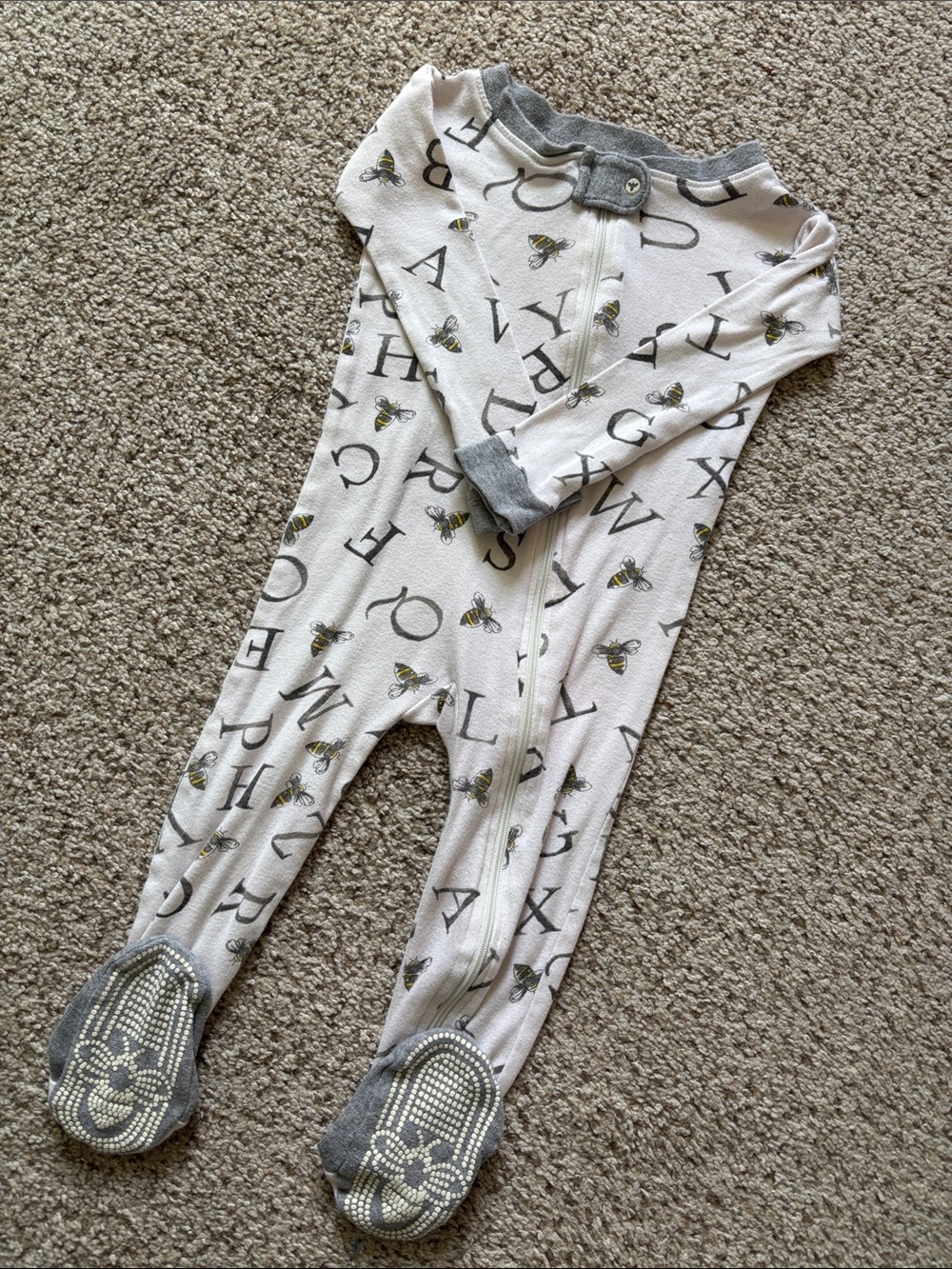 Burt’s Bees Baby Organic Cotton One piece Zip Up Pajama ABC’s print Size 12 Mo